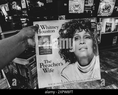 Album LP The Preacher's Wife (colonna sonora) Whitney Houston . Negozio di dischi musicali a Sanbors Hermosillo, Messico. Registrazione in vinile, compact disc, CD, CD, VHS, cassette, dischi rock, musica pop, anni '80, '90, generazione X, rock, heavy metal, heavy metal, blues rock, hard rock, t-shirt e accessori. Memorizzazione analogica dei segnali sonori, caratterizzata dall'uso di una plastica chiamata cloruro di polivinile come materiale di supporto, in the Hand © (foto di Luis Gutierrez/North Photo) Albun LP The Preacher's Wife (colonna sonora) · Whitney Houston . Tienda de discos de Música en Sanbors Hermosillo Messico. Disco de vinilo, di Foto Stock