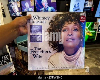 Album LP The Preacher's Wife (colonna sonora) Whitney Houston . Negozio di dischi musicali a Sanbors Hermosillo, Messico. Registrazione in vinile, compact disc, CD, CD, VHS, cassette, dischi rock, musica pop, anni '80, '90, generazione X, rock, heavy metal, heavy metal, blues rock, hard rock, t-shirt e accessori. Memorizzazione analogica dei segnali sonori, caratterizzata dall'uso di una plastica chiamata cloruro di polivinile come materiale di supporto, in the Hand © (foto di Luis Gutierrez/North Photo) Albun LP The Preacher's Wife (colonna sonora) · Whitney Houston . Tienda de discos de Música en Sanbors Hermosillo Messico. Disco de vinilo, di Foto Stock