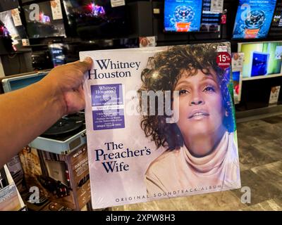 Album LP The Preacher's Wife (colonna sonora) Whitney Houston . Negozio di dischi musicali a Sanbors Hermosillo, Messico. Registrazione in vinile, compact disc, CD, CD, VHS, cassette, dischi rock, musica pop, anni '80, '90, generazione X, rock, heavy metal, heavy metal, blues rock, hard rock, t-shirt e accessori. Memorizzazione analogica dei segnali sonori, caratterizzata dall'uso di una plastica chiamata cloruro di polivinile come materiale di supporto, in the Hand © (foto di Luis Gutierrez/North Photo) Albun LP The Preacher's Wife (colonna sonora) · Whitney Houston . Tienda de discos de Música en Sanbors Hermosillo Messico. Disco de vinilo, di Foto Stock