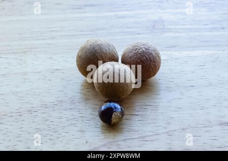 Tre frutti Longan su una superficie di legno Foto Stock