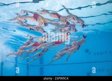 Pechino, Francia. 7 agosto 2024. Il Team China gareggia durante la routine acrobatica della squadra di nuoto artistico ai Giochi Olimpici di Parigi 2024 a Saint-Denis, Francia, 7 agosto 2024. Crediti: Xia Yifang/Xinhua/Alamy Live News Foto Stock
