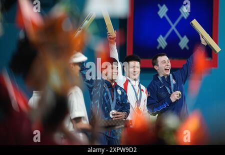 Pechino, Francia. 7 agosto 2024. Medaglia d'oro li Fabin (C) della Cina, medaglia d'argento Theerapong Silachai (L) della Thailandia e medaglia di bronzo Hampton Morris degli Stati Uniti posano per le foto durante la cerimonia della vittoria dei 61 kg di peso maschile ai Giochi Olimpici di Parigi 2024, in Francia, il 7 agosto 2024. Crediti: Fei Maohua/Xinhua/Alamy Live News Foto Stock