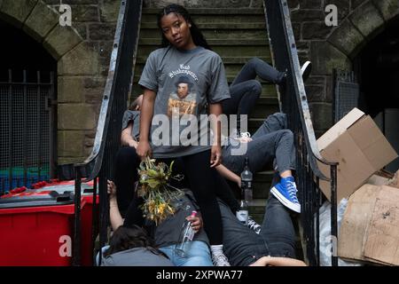 Edimburgo, Scozia, Regno Unito. 7 agosto 2024. Il cast del Theatre OCU, che ha interpretato Bad Shakespeare al Greenside @ Riddles Court nell'ambito dell'Edinburgh Fringe Festival 2024, in location nel centro di Edimburgo per promuovere il loro spettacolo il 7 agosto 2024 © Chantal Guevara. Tutti i diritti riservati. Crediti: Chantal Guevara/Alamy Live News Foto Stock