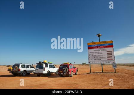 Trazione integrale e cartello segnaletico su Oodnadatta Track, Marree, Outback, Australia meridionale, Australia Foto Stock