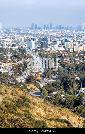 Vista aerea ad alto angolo di Los Angeles, California, con l'autostrada US 101 e lo skyline DI LOS ANGELES in lontananza in una giornata nebulosa Foto Stock