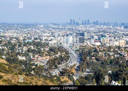 Vista aerea ad alto angolo di Los Angeles, California, con l'autostrada US 101 e lo skyline DI LOS ANGELES in lontananza in una giornata nebulosa Foto Stock