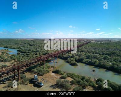 Storico ponte ferroviario di Algebuckina del 1889 (vecchia linea Ghan) Oodnadatta Track, Outback, Australia meridionale, Australia - aereo Foto Stock