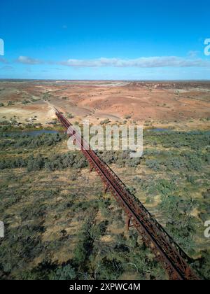 Storico ponte ferroviario di Algebuckina del 1889 (vecchia linea Ghan) Oodnadatta Track, Outback, Australia meridionale, Australia - aereo Foto Stock