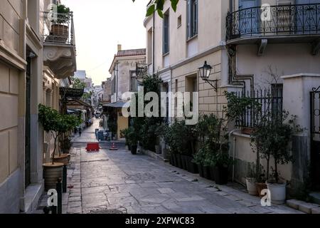 Vista all'alba di Pláka, quartiere storico di Atene sulle pendici dell'Acropoli, con strade labirintiche e molti siti archeologici Foto Stock