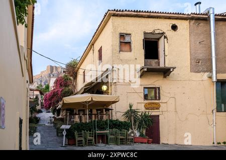 Vista all'alba di Pláka, quartiere storico di Atene sulle pendici dell'Acropoli, con strade labirintiche e molti siti archeologici Foto Stock