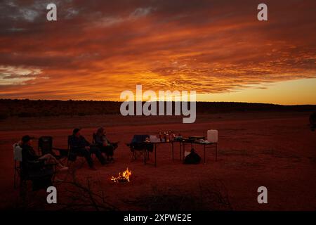 Tramonto e fuoco del campo, deserto di Simpson, Outback South Australia, Australia Foto Stock