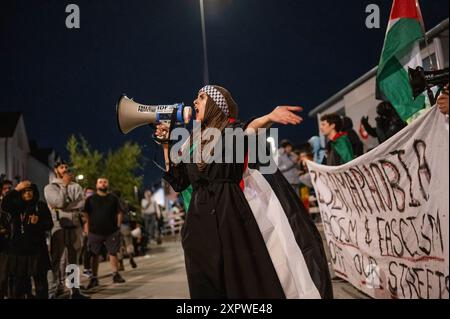 Londra, Regno Unito. 7 agosto 2024. I contro-manifestanti cantano slogan antifascisti durante la manifestazione. La disinformazione diffusa online sulla morte di tre ragazze a Southport ha scatenato proteste anti-immigrazione e rivolte in tutto il Regno Unito. I gruppi di estrema destra stanno ora prendendo di mira gli avvocati dell'immigrazione in tutto il Regno Unito, e molte controproteste sono state organizzate dal gruppo "Stand Up to Racism". (Foto di David Tramontan/SOPA Images/Sipa USA) credito: SIPA USA/Alamy Live News Foto Stock