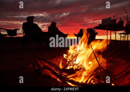 Tramonto e fuoco del campo, deserto di Simpson, Outback South Australia, Australia Foto Stock