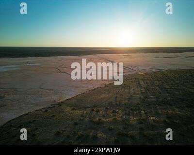 Salina, linea QAA, Parco Nazionale Munga-Thirri, deserto Simpson, Outback Queensland, Australia Foto Stock