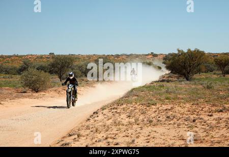 Motociclette sul circuito QAA Line Track, Munga-Thirri National Park, Simpson Desert Outback Queensland, Australia Foto Stock