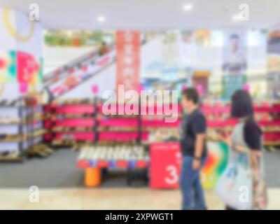Un'immagine sfocata di un centro commerciale a Shenzhen, in Cina, con gente che fa shopping. Foto Stock