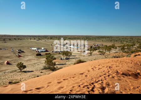 Lavoratori che organizzano il festival musicale Big Red Bash, QAA Line, Simpson Desert, vicino a Birdsville, nell'Outback Queensland, Australia Foto Stock