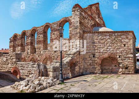 Vista laterale delle rovine della chiesa di Santa Sofia a Nessebar. Bulgaria Foto Stock