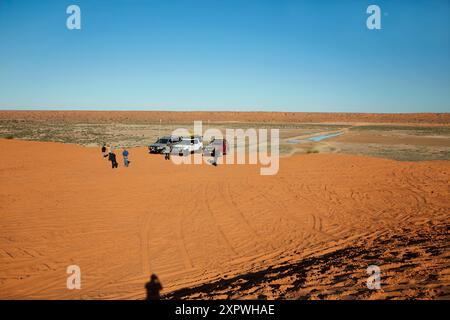 Quattro ruote motrici sulla cima della duna "Big Red", QAA Line, Simpson Desert, Outback Queensland, Australia Foto Stock