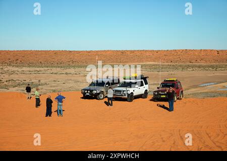 Quattro ruote motrici sulla cima della duna "Big Red", QAA Line, Simpson Desert, Outback Queensland, Australia Foto Stock