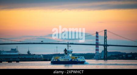 Traghetto passeggeri serale, da Halifax a Dartmouth, sul porto di Halifax in nuova Scozia, Canada. Uno dei sette traghetti che operano tra Halifax e Dartmouth sul porto di Halifax nella nuova Scozia marittima. Foto Stock