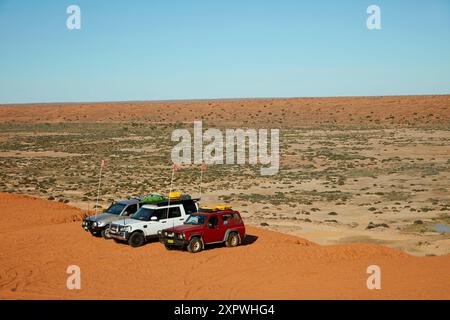 Quattro ruote motrici sulla cima della duna "Big Red", QAA Line, Simpson Desert, Outback Queensland, Australia Foto Stock