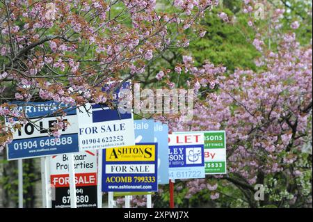 Foto del file del 30/04/08 di una linea di consigli di amministrazione di immobili residenziali a York. Un acquirente su cinque (20%) trascorre meno di 20 minuti a vedere una casa prima di decidere di fare un'offerta, come indica un sondaggio. Sulla base del prezzo medio di £ 265.600, questo equivale a una decisione di £ 13.280 al minuto per questi acquirenti, ha detto Zoopla. Data di pubblicazione: Giovedì 8 agosto 2024. Foto Stock