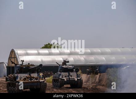 M4 Sherman - carro armato della seconda guerra mondiale sul campo di battaglia. Aquino Tank Weekend - storico spettacolo militare 07.28.2024 - Oshawa, Ontario, Canada Foto Stock