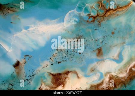 Sfondo in marmo astratto di colori blu e bianchi. Macchie caotiche e colori si mescolano l'uno con l'altro. Spruzzi d'oro. Punti neri. Lo sfondo ricorda le onde d'acqua. Frammento fotografico da un dipinto in resina epossidica. Foto Stock