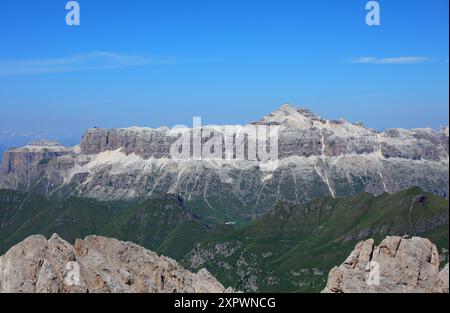 Monte chiamato Sass Pordoi e il picco Piz Boè visto dal ghiacciaio della Marmolada nella catena montuosa delle Alpi europee del Nord Italia in somme Foto Stock