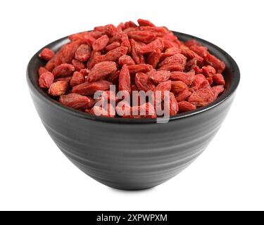 Bacche di goji essiccate in un recipiente isolato su bianco Foto Stock