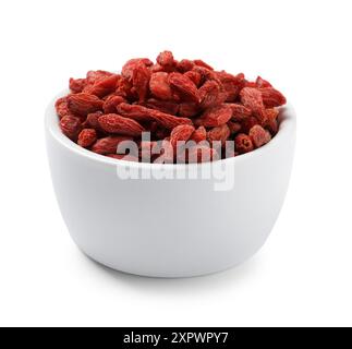 Bacche di goji essiccate in un recipiente isolato su bianco Foto Stock