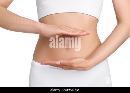 Digestione sana. Donna che tiene qualcosa vicino alla pancia su sfondo bianco, primo piano Foto Stock