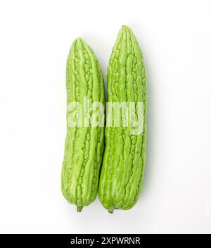 Due verdure di buccia verde organiche isolate su sfondo bianco e realizzate secondo il concetto di cottura salutare Foto Stock