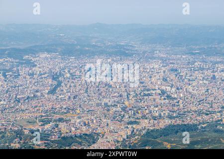 Una vista sulla capitale Tirana. Vista dal monte Dajti, la montagna più alta vicino alla città con un'altitudine di 1613 metri e accessibile con Foto Stock
