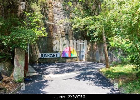 Un massiccio bunker a cinque piani costruito dal dittatore comunista albanese nel cuore di Tirana, costruito dall'ex dittatore Enver Hoxha. Foto Stock