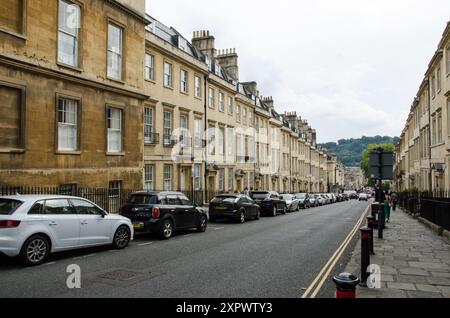 3 settembre 2022: Vista lungo la storica Gay Street a Bath, Somerset, con terrazze di case georgiane in pietra calcarea. Foto Stock