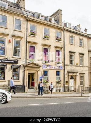 3 settembre 2022: Visitatori fuori dall'ingresso del Jane Austen Museum di Bath, Somerset, in un pomeriggio di sole in tarda estate. Foto Stock