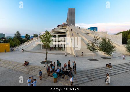 La Piramide di Tirana all'ora blu, localmente chiamata 'Mausoleo Enver Hoxha, un ex museo e divenne un centro conferenze nel 1991 Foto Stock