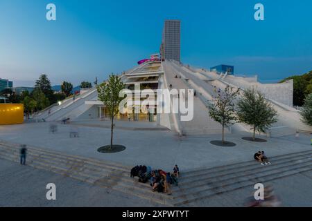 La Piramide di Tirana all'ora blu, localmente chiamata 'Mausoleo Enver Hoxha, un ex museo e divenne un centro conferenze nel 1991 Foto Stock