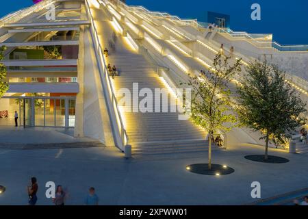 La Piramide di Tirana all'ora blu, localmente chiamata 'Mausoleo Enver Hoxha, un ex museo e divenne un centro conferenze nel 1991 Foto Stock