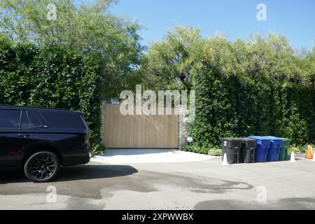 Beverly Hills, California, USA 7 agosto 2024 l'attore Brad Pitt e l'attrice Jennifer Aniston ex residenza/casa/casa/casa da 37 milioni di dollari al 1026 di Ridgedale Drive a Beverly Hills, California, USA. Foto di Barry King/Alamy Stock Photo Foto Stock