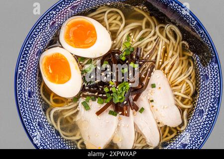 Porzione di ramen giapponese con pollo e uovo Foto Stock