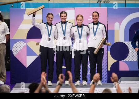 Ally Wollaston, Bryony Botha, Emily Shearman e Nicole Shields of New Zealand Silver Medal, Cycling Track, Women&#39;S Team Pursuit durante i Giochi Olimpici di Parigi 2024 il 7 agosto 2024 al Velodrome National di Saint-Quentin-en-Yvelines, Francia Foto Stock