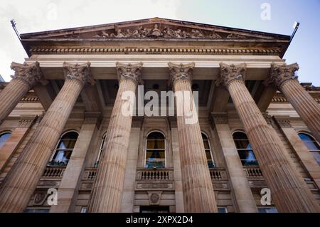 Guardando in alto la sede Georgian Assembly Rooms in George Street, Edimburgo Foto Stock