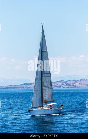 Corfù, Grecia, barca a vela nello stretto di Corfù Foto Stock