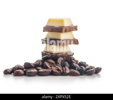 Barrette di cioccolato fondente chiaro e chicchi di caffè isolati su sfondo bianco. Foto Stock