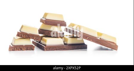 Barrette di cioccolato fondente chiaro bianche isolate su sfondo bianco. Foto Stock