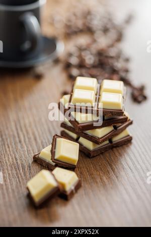 Barrette di cioccolato fondente chiaro bianche su un tavolo di legno. Foto Stock