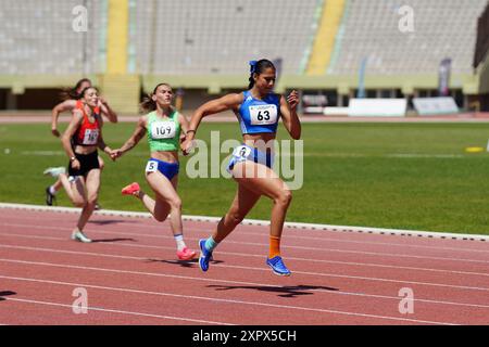 IZMIR, TURKIYE - 25 MAGGIO 2024: Atleti che corrono durante i Campionati balcanici di atletica leggera allo Stadio Ataturk di Izmir Foto Stock